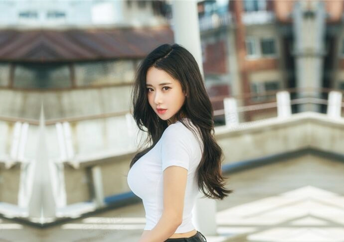 美 乳高颜 值女 神如 火摁 住小 伙脑 袋在逼 处狂 舔刺 激劲 爆